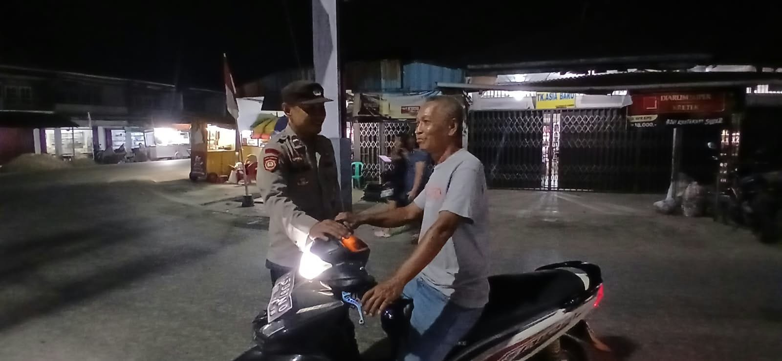 Sapa Warga di Tengah Patroli Malam, Polsek Mandor Perkuat Langkah Pencegahan Kejahatan