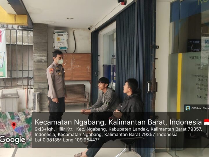 Saat Warga Antre Menabung, Polisi Hadir Berikan Imbauan Kamtibmas
