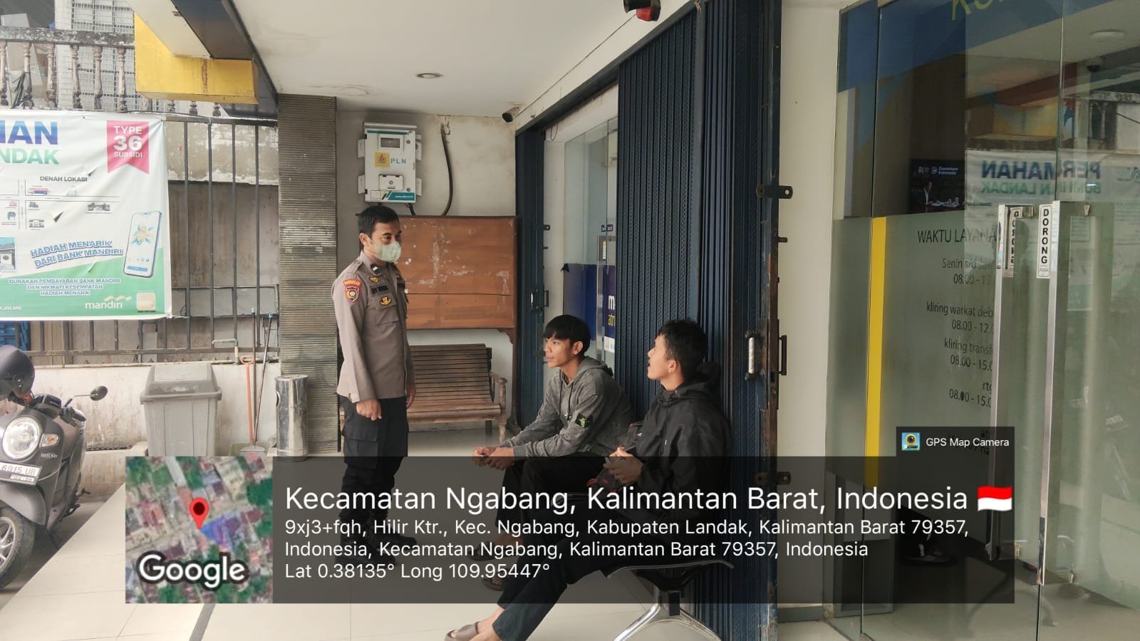 Saat Warga Antre Menabung, Polisi Hadir Berikan Imbauan Kamtibmas