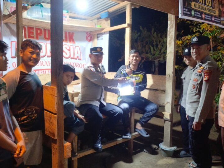 Satbinmas Polres Lubuk Linggau Memperkuat Sistem Keamanan Lingkungan Serta Dukungan Sarana Prasarana Bagi Warga Yang Bertugas Menjaga Keamanan dan Ketertiban Lingkungannya