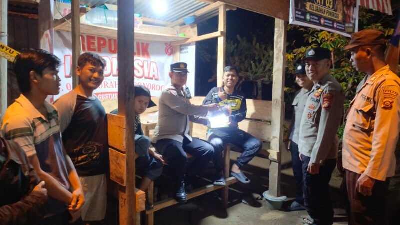 Satbinmas Polres Lubuk Linggau Memperkuat Sistem Keamanan Lingkungan Serta Dukungan Sarana Prasarana Bagi Warga Yang Bertugas Menjaga Keamanan dan Ketertiban Lingkungannya