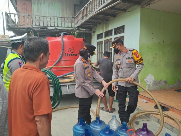 Polres Landak Salurkan Air Bersih Gratis untuk Warga Terdampak Kemarau di Ngabang