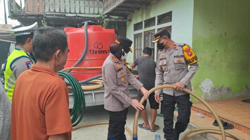 Polres Landak Salurkan Air Bersih Gratis untuk Warga Terdampak Kemarau di Ngabang