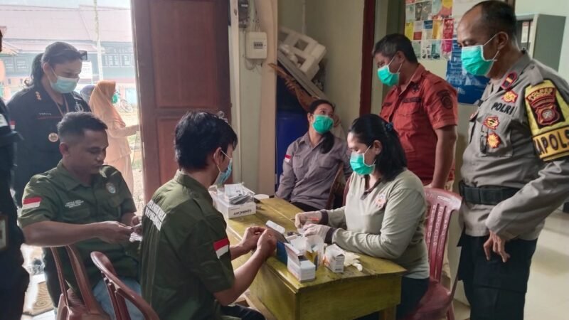 Peduli Kesehatan Warga, Kapolsek Sebangki Dampingi Pemeriksaan Dampak Kabut Asap Karhutla