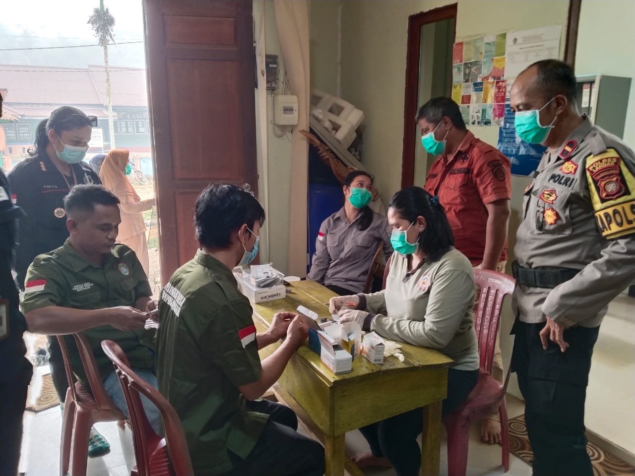 Peduli Kesehatan Warga, Kapolsek Sebangki Dampingi Pemeriksaan Dampak Kabut Asap Karhutla