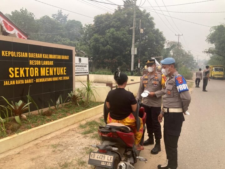 Kapolsek Menyuke Beserta Anggota Bagikan Masker Kepada Penguna Jalan