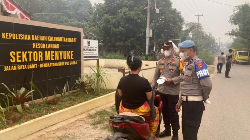 Kapolsek Menyuke Beserta Anggota Bagikan Masker Kepada Penguna Jalan