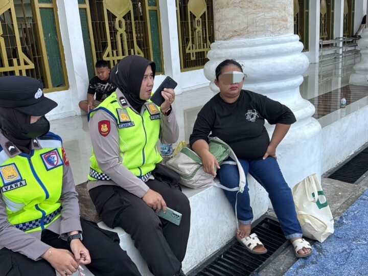 Srikandi Polres Lubuk Linggau Menjalankan Tugas Pengamanan Sholat Jum’at