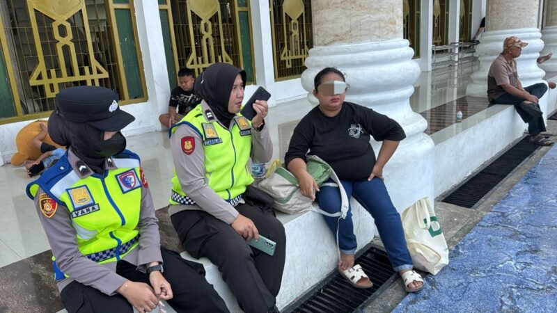 Srikandi Polres Lubuk Linggau Menjalankan Tugas Pengamanan Sholat Jum’at