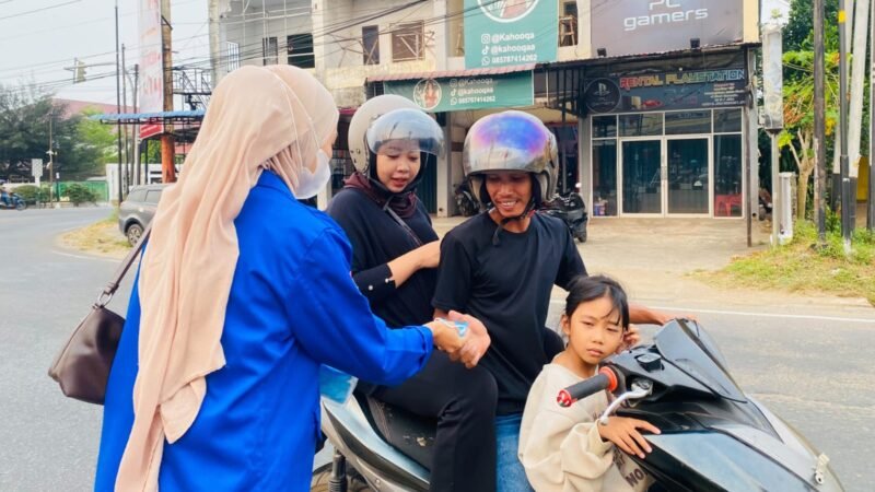 Asap Boleh Mengepul, Kepedulian Jangan Padam”, KOPRI PMII Ketapang Turun Bagikan Masker
