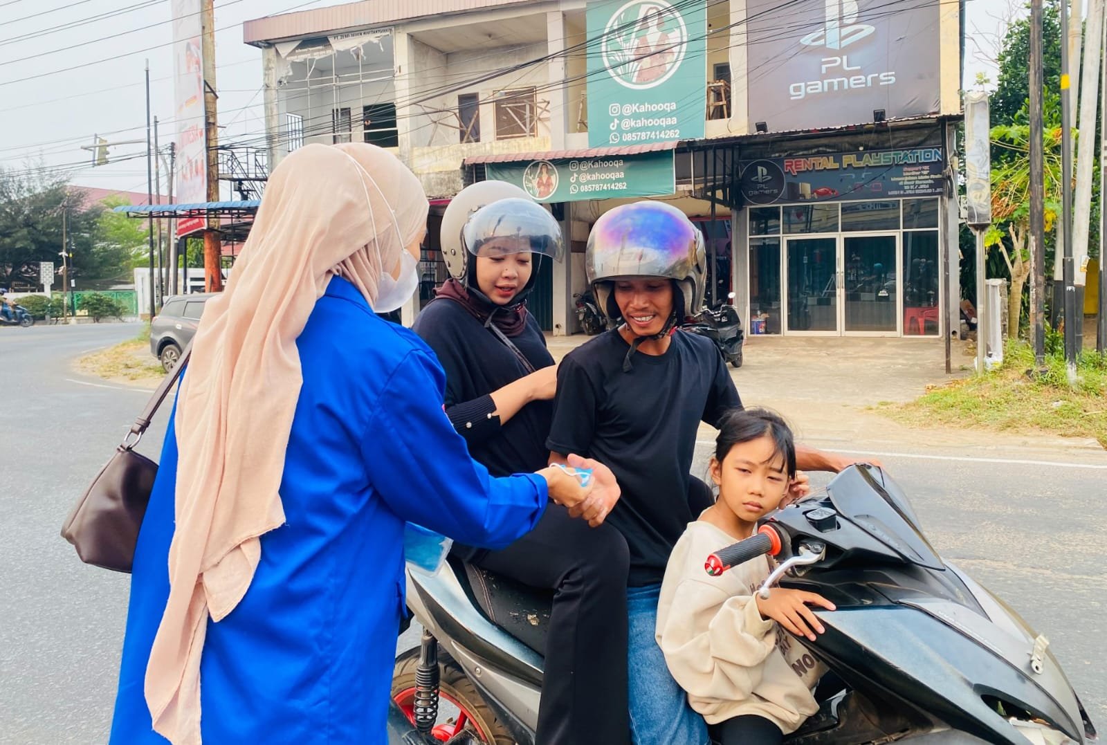 Asap Boleh Mengepul, Kepedulian Jangan Padam”, KOPRI PMII Ketapang Turun Bagikan Masker