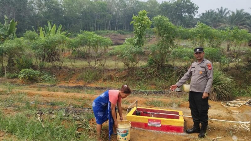 Polsubsektor Jelimpo Bangun Sumur Bor, Warga Kini Lebih Mudah Mendapatkan Air Bersih di Tengah Kabut Asap