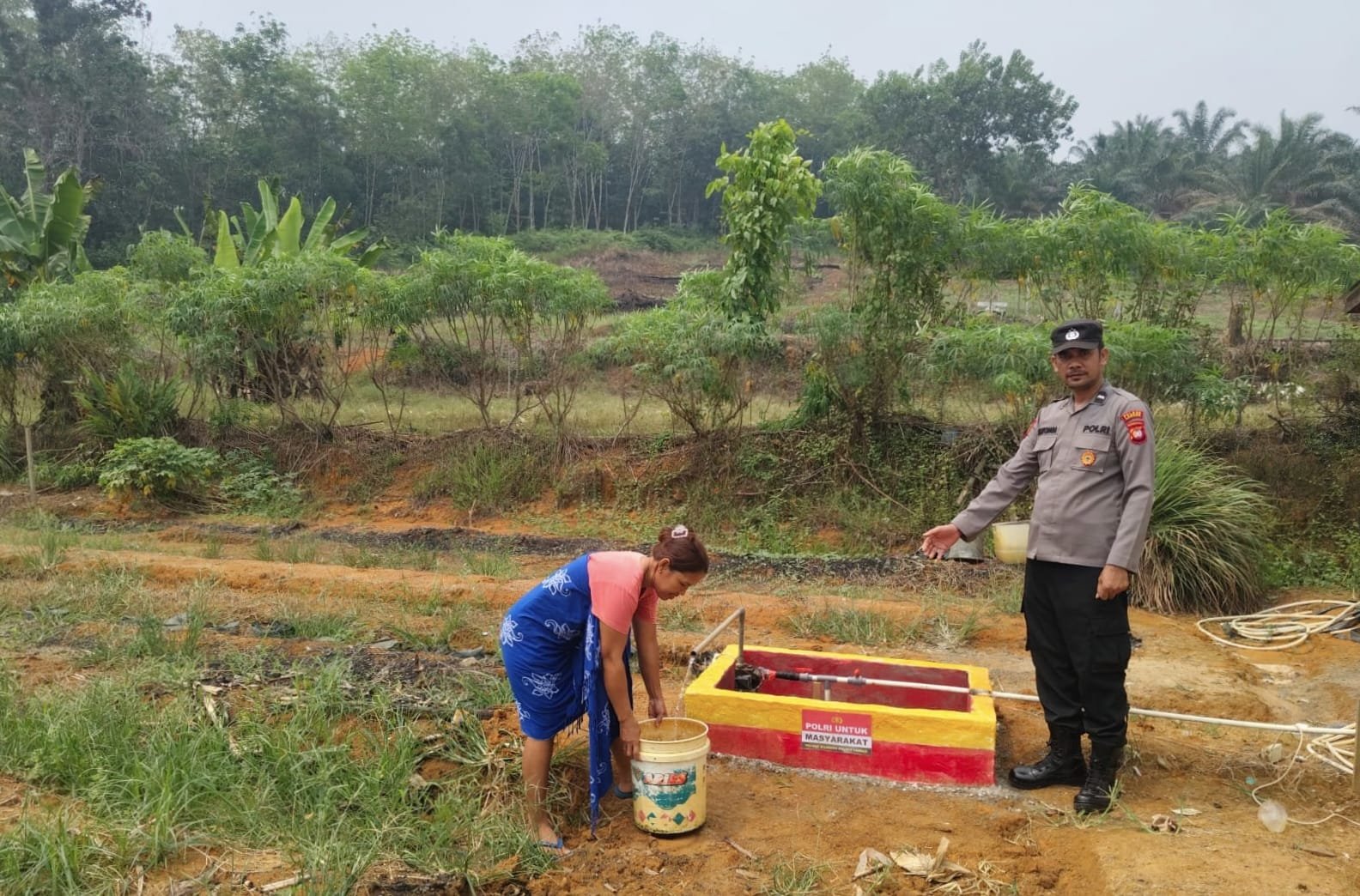 Polsubsektor Jelimpo Bangun Sumur Bor, Warga Kini Lebih Mudah Mendapatkan Air Bersih di Tengah Kabut Asap