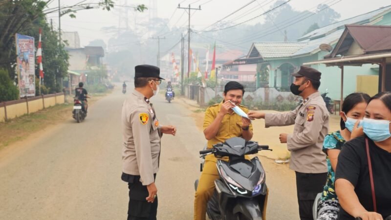 “Kabut Asap Selimuti Sengah Temila, Polisi Turun Tangan Bagikan Masker kepada Warga”