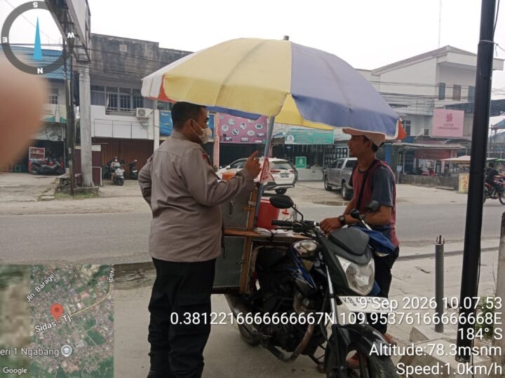 Di Tengah Kabut Asap, Polisi Patroli Temui Pedagang Keliling, Ingatkan Wajib Pakai Masker dan Cegah Karhutla
