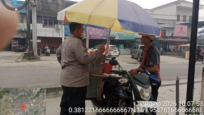 Di Tengah Kabut Asap, Polisi Patroli Temui Pedagang Keliling, Ingatkan Wajib Pakai Masker dan Cegah Karhutla