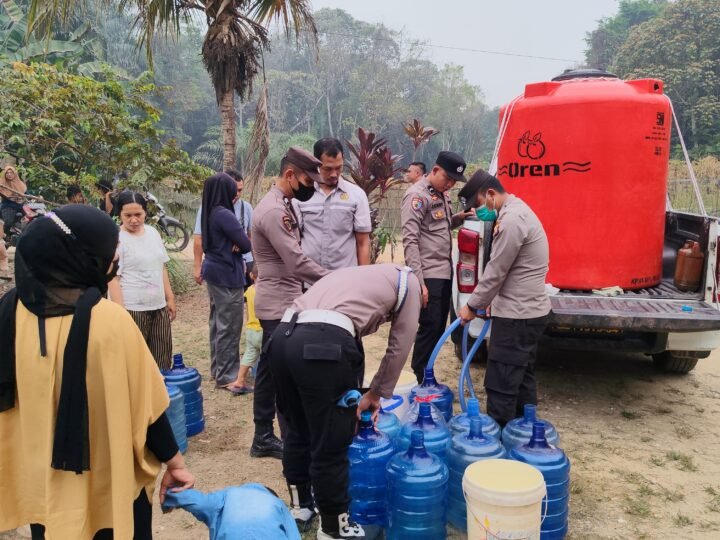 Polres Landak Peduli, Distribusikan Ribuan Liter Air Bersih untuk Warga Terdampak Kemarau