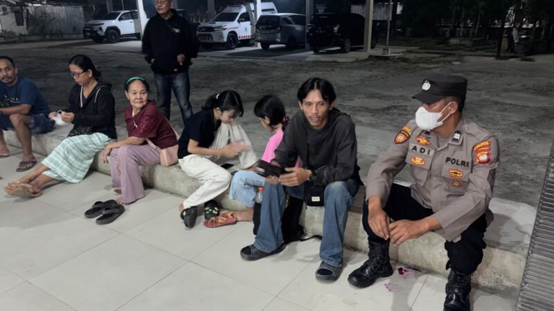 Patroli Humanis Polsek Mandor, Polisi Sambangi Warga dan Ingatkan Pentingnya Gunakan Masker