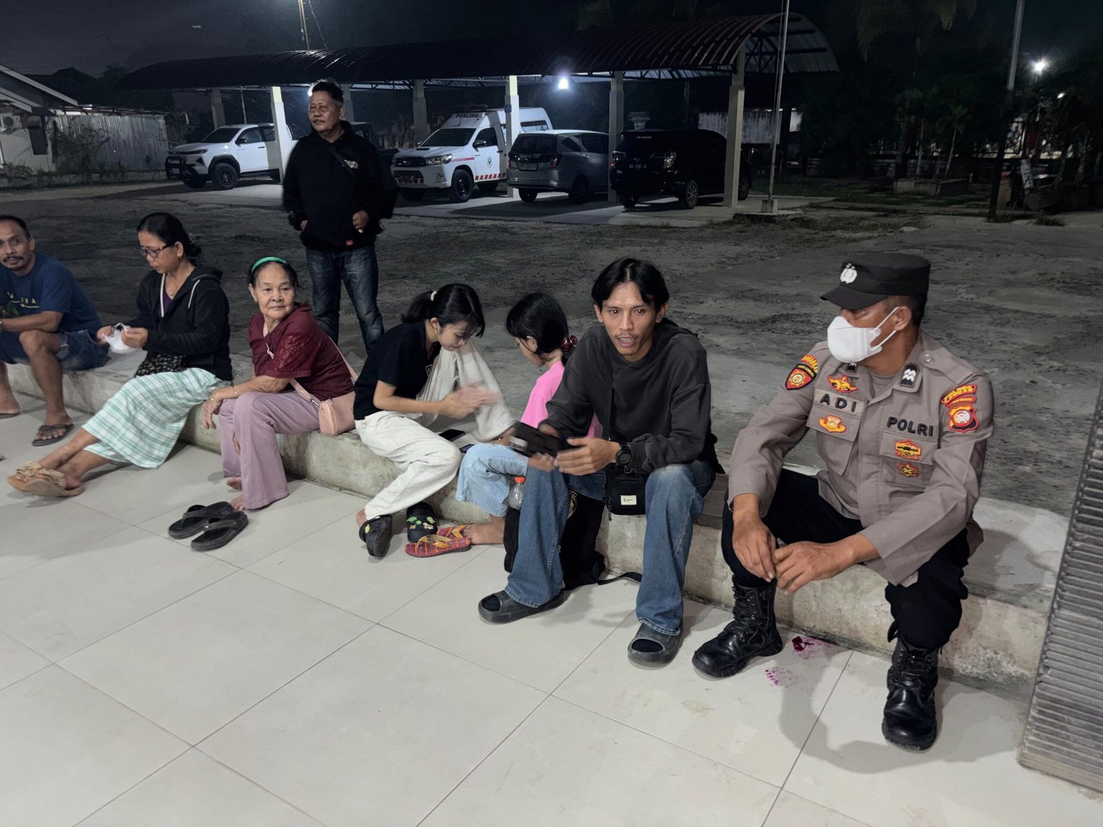 Patroli Humanis Polsek Mandor, Polisi Sambangi Warga dan Ingatkan Pentingnya Gunakan Masker