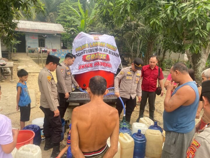 Lagi!! Polres Landak Salurkan Air Bersih untuk Warga Desa Ambarang Terdampak Kemarau