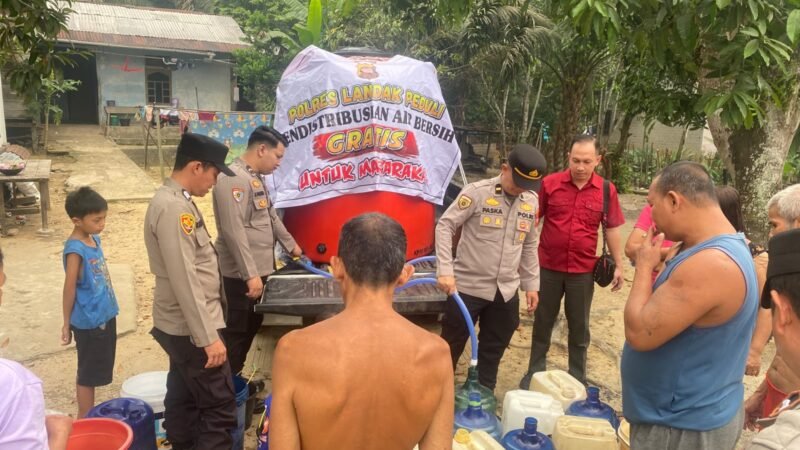 Lagi!! Polres Landak Salurkan Air Bersih untuk Warga Desa Ambarang Terdampak Kemarau