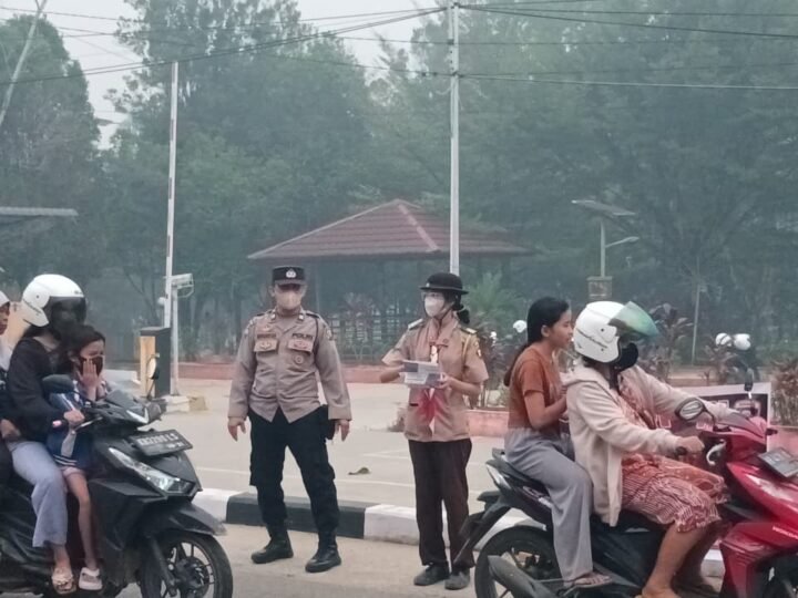 Lindungi Warga dari Dampak Kabut Asap, Sat Binmas Polres Landak Bersama Saka Bhayangkara Bagikan 500 Masker