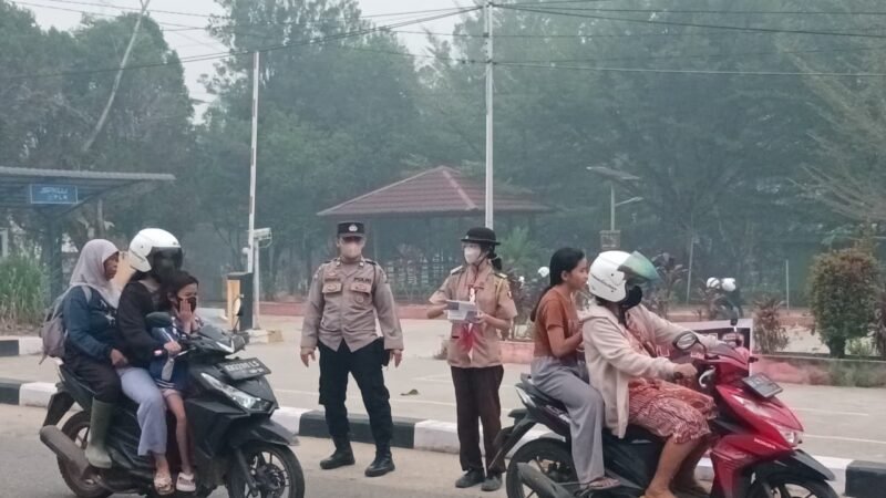 Lindungi Warga dari Dampak Kabut Asap, Sat Binmas Polres Landak Bersama Saka Bhayangkara Bagikan 500 Masker