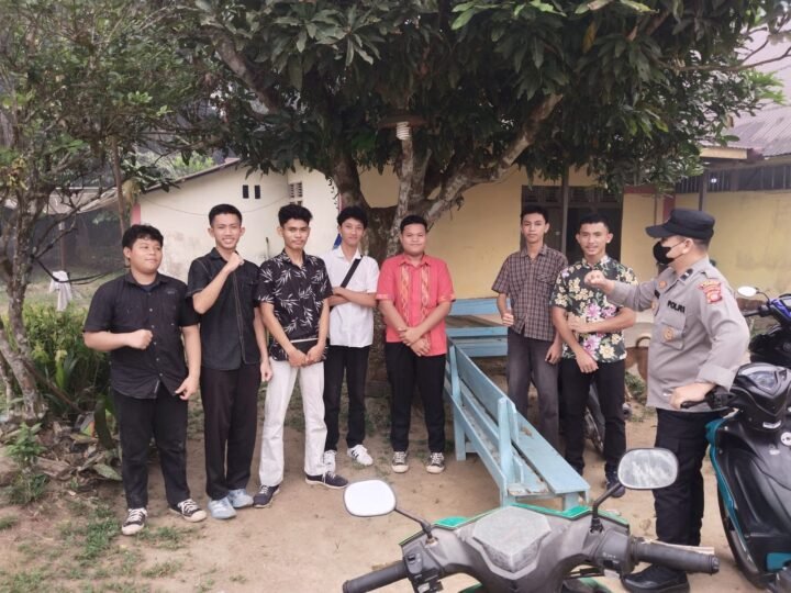 “Kabut Asap Karhutla Makin Pekat, Polisi Jelimpo Sambangi Warga dan Ingatkan Bahaya ISPA”