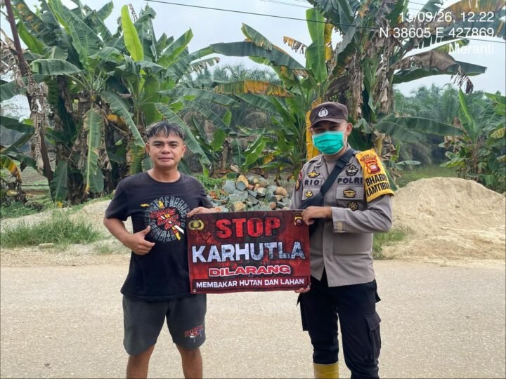 Banner “STOP KARHUTLA” Dibentangkan, Polisi Meranti Serukan Warga Waspada Kabut Asap Serta Tetap Memakai Masker