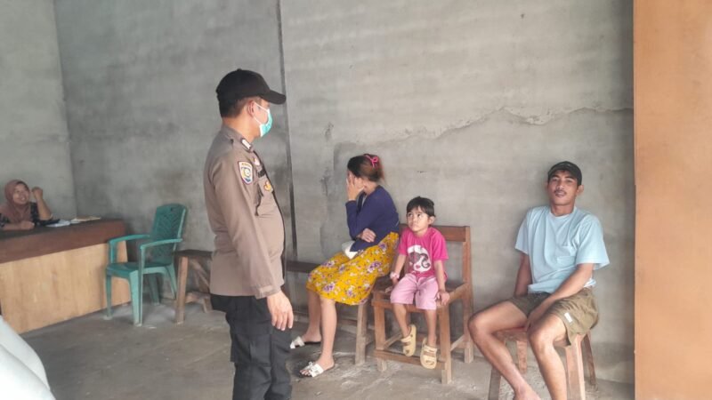 Sapa Warga, Personel Polsek Mempawah Hulu Sampaikan Pesan Kamtibmas