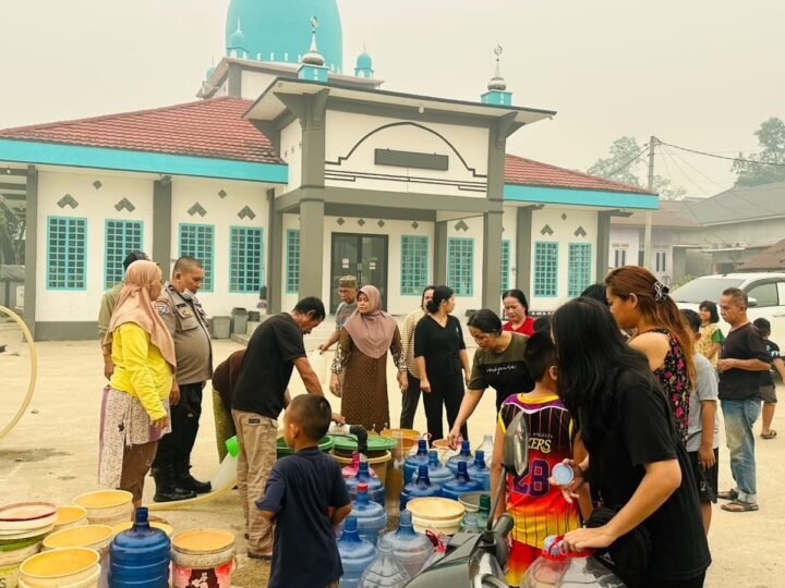 Air Bersih untuk Warga, Wujud Nyata Kepedulian Polsek Ngabang di Tengah Kemarau