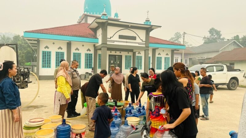 Air Bersih untuk Warga, Wujud Nyata Kepedulian Polsek Ngabang di Tengah Kemarau