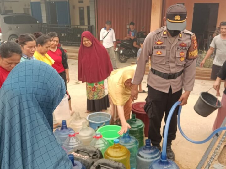 Polres Landak Salurkan 2.500 Liter Air Bersih untuk Warga Desa Hilir Kantor