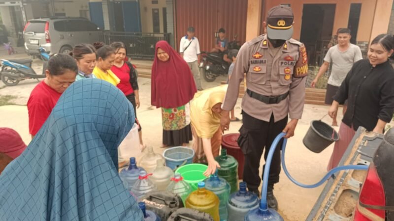 Polres Landak Salurkan 2.500 Liter Air Bersih untuk Warga Desa Hilir Kantor