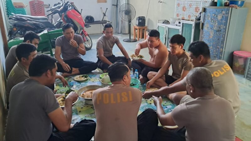 Lelah Setelah Melawan Api, Kasubsektor Jelimpo dan Anggota Duduk Bersama Menikmati Hidangan Sederhana