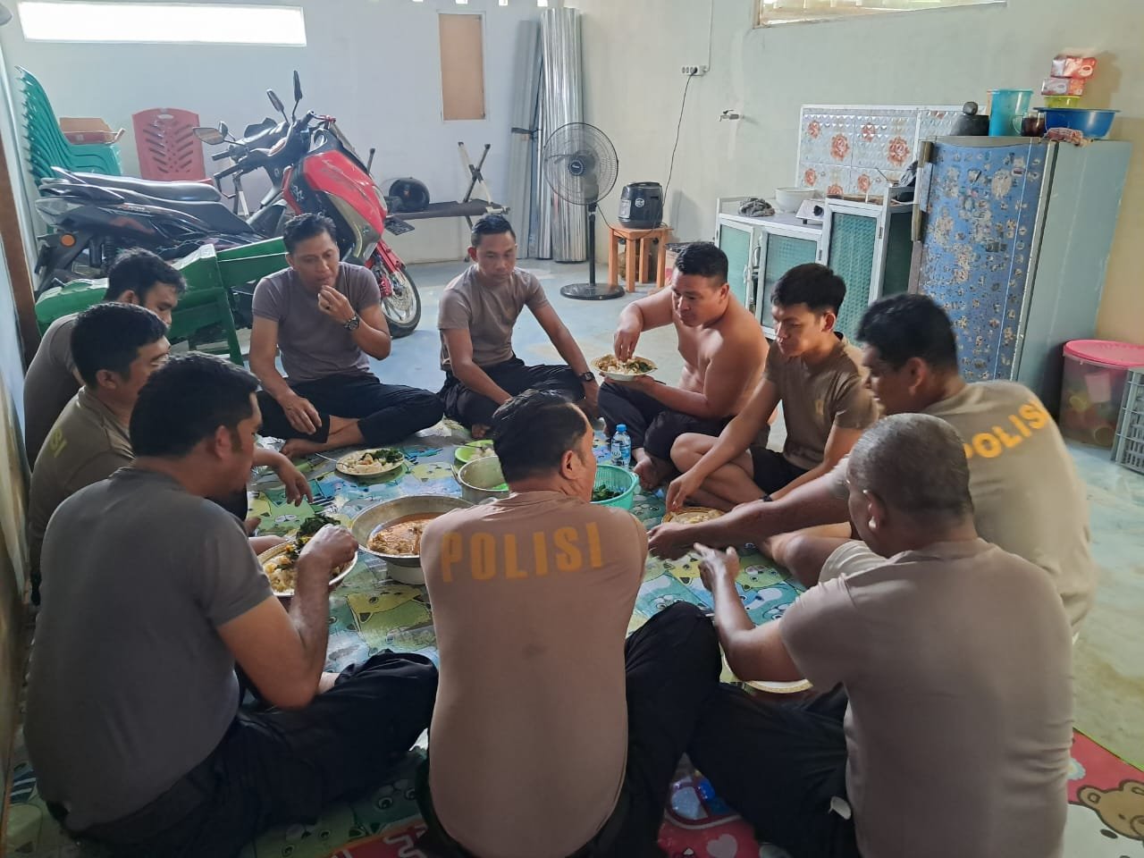Lelah Setelah Melawan Api, Kasubsektor Jelimpo dan Anggota Duduk Bersama Menikmati Hidangan Sederhana