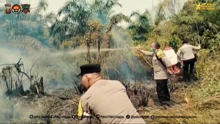 Bukti Nyata Polri Dalam Penanganan Kebakaran Hutan dan Lahan Yang Terjadi di Jalan Kerengak
