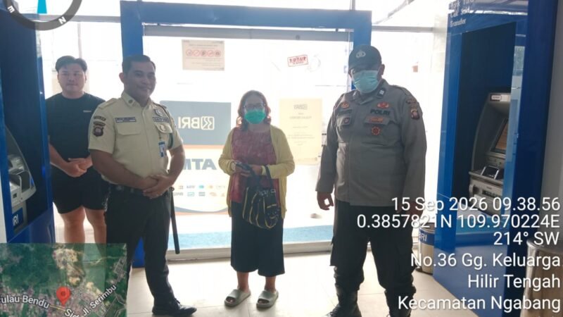 Saat Nasabah Menabung, Polisi Datang: Patroli Siang Sambil Ingatkan Warga Waspada Kabut Asap