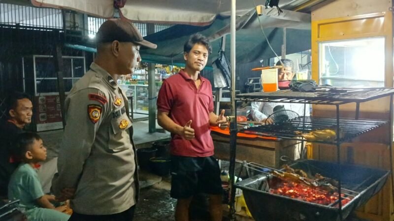 “Saat Warga Mencari Rezeki di Malam Hari, Polisi Hadir Beri Rasa Aman”