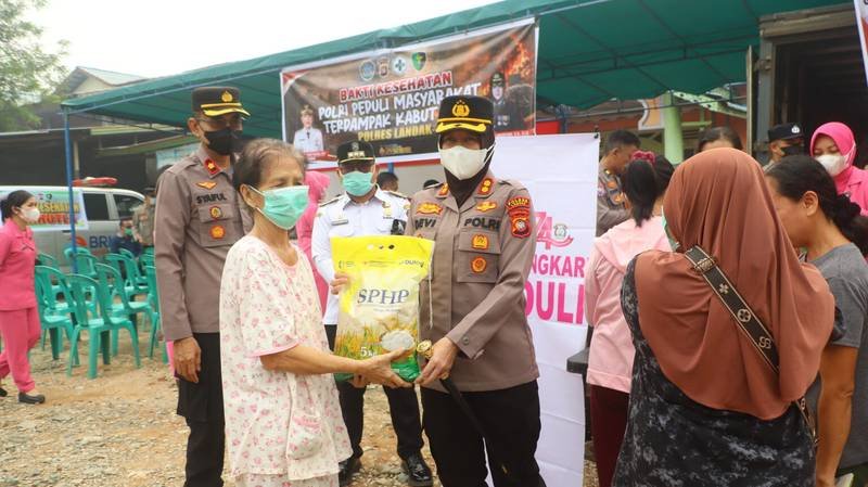 Pemeriksaan Kesehatan hingga Bantuan Air Bersih Dihadirkan Polres Landak di Sidas Atasi Dampak Karhutla