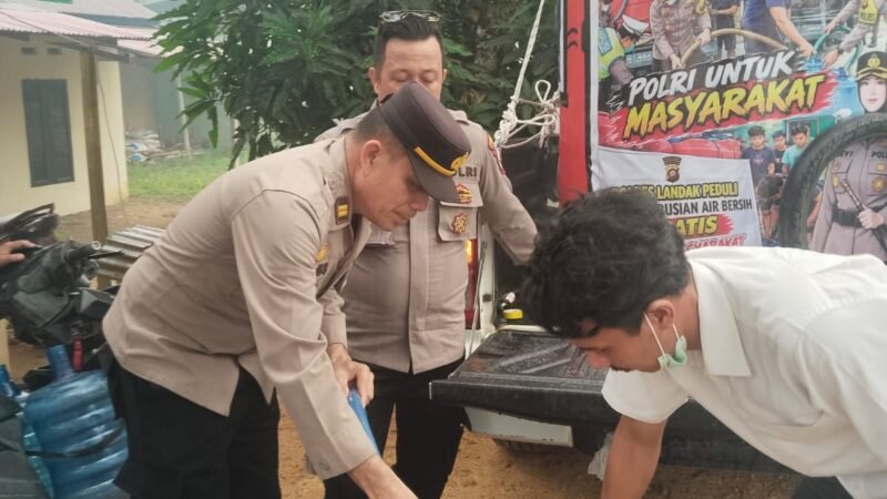 Antusias Warga Terlihat Saat Polres Landak Salurkan 2.500 Liter Air Bersih