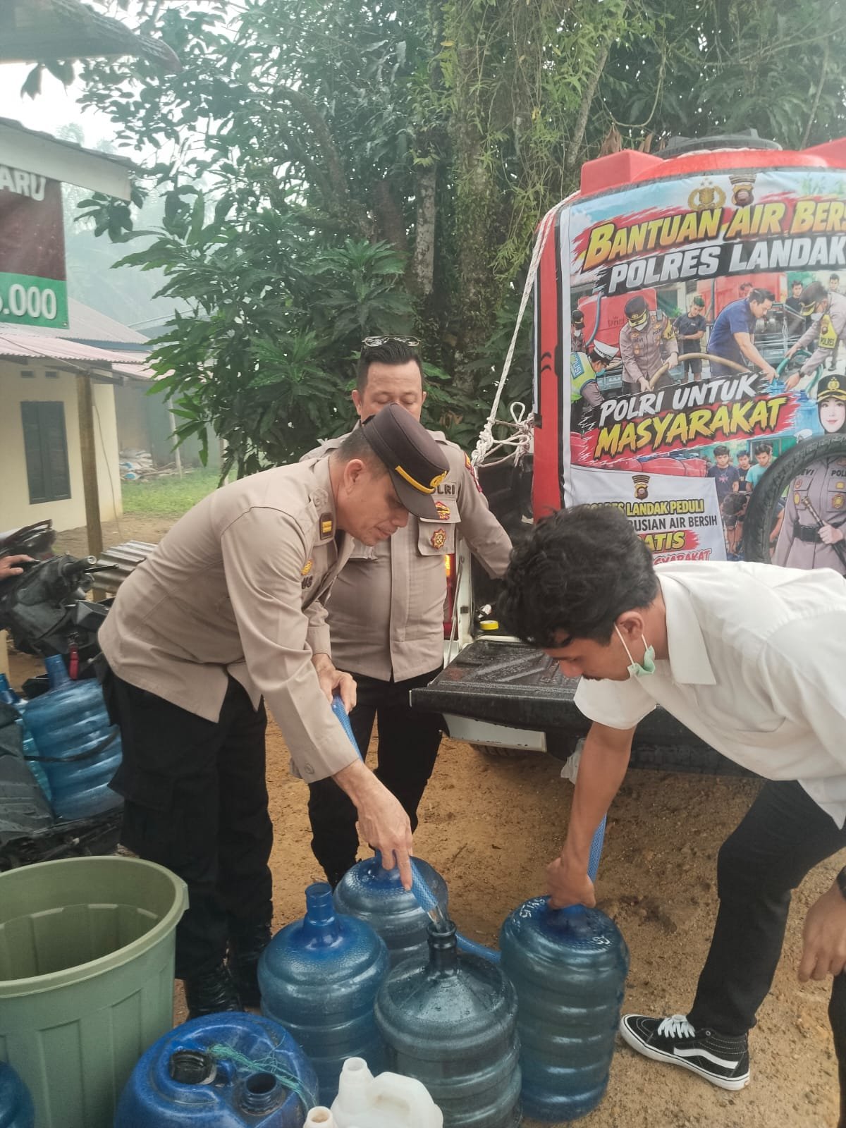 Antusias Warga Terlihat Saat Polres Landak Salurkan 2.500 Liter Air Bersih
