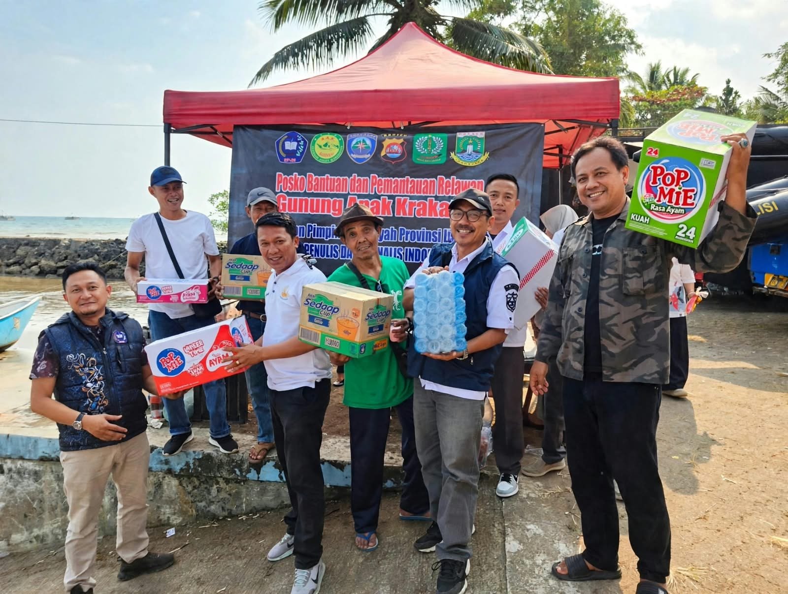 IPJI Serahkan Bantuan Makanan dan Minuman di Posko Pemantauan Marina Carita