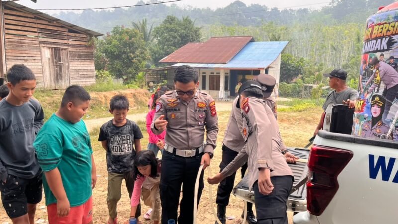 Polres Landak Terus Salurkan 2.500 Liter Air Bersih konsumsi setiap harinya untuk Warga Masyarakat
