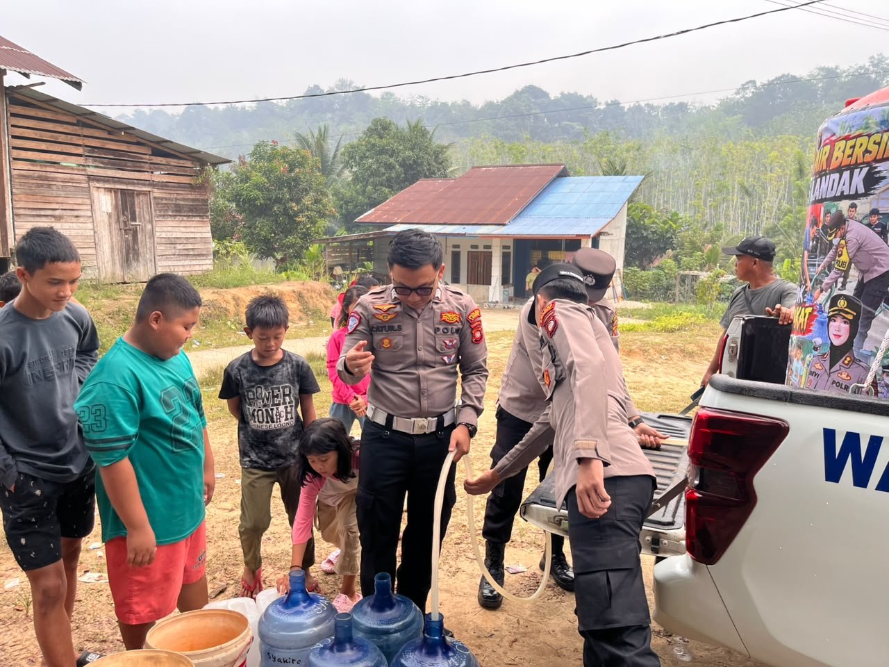 Polres Landak Terus Salurkan 2.500 Liter Air Bersih konsumsi setiap harinya untuk Warga Masyarakat