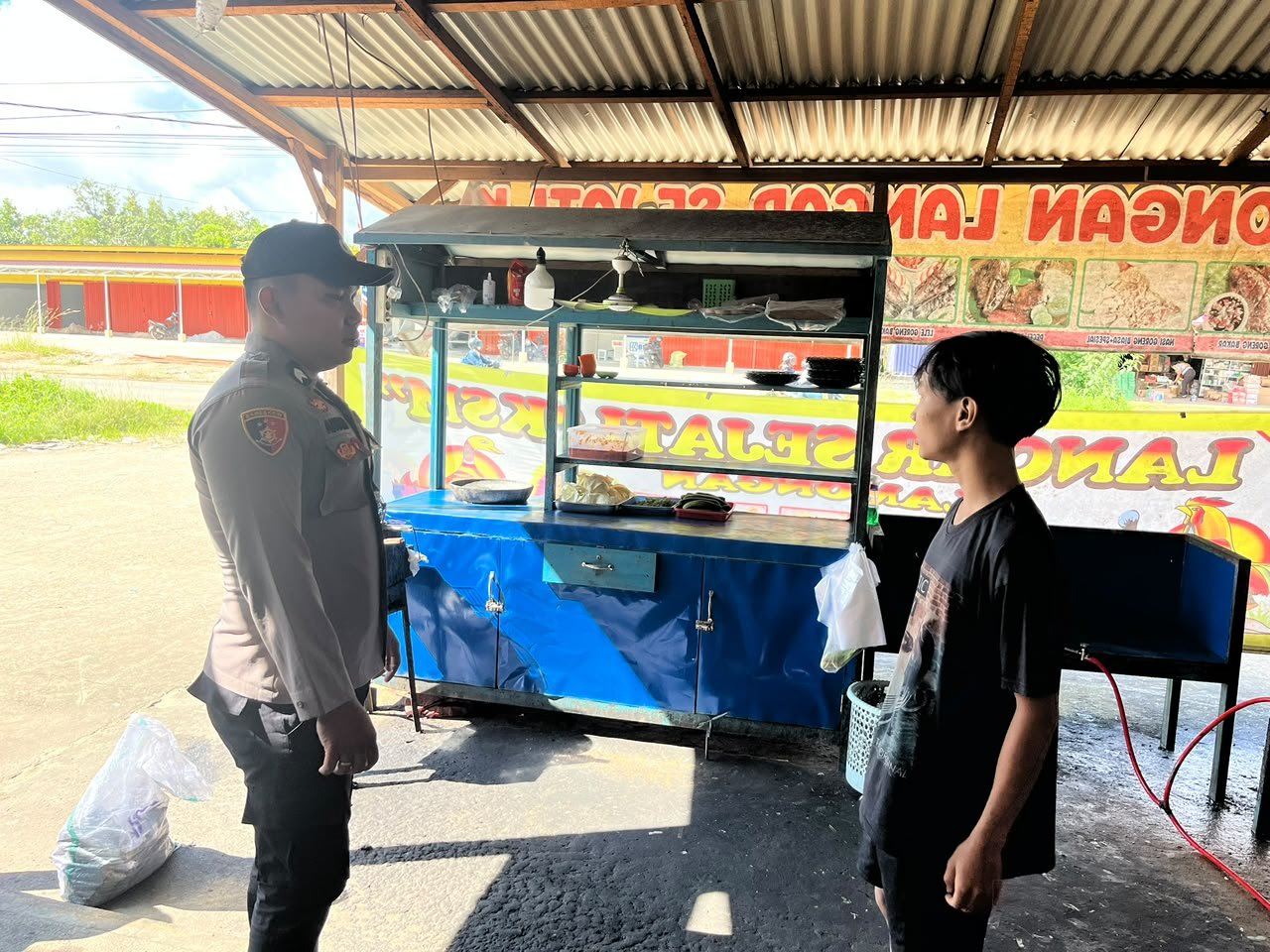 Warga Disapa, Keamanan Dijaga: Aksi Humanis Polisi Saat Patroli Siang