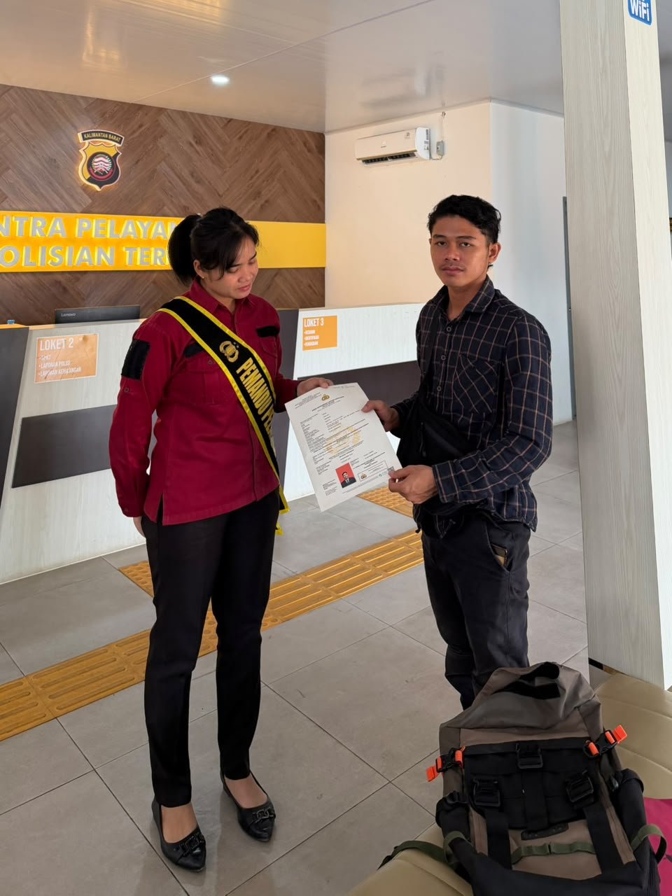 Polwan Polres Landak Jadi Pemandu Pelayanan Publik di SPKT, Warga Dibantu Akses Layanan Terpadu