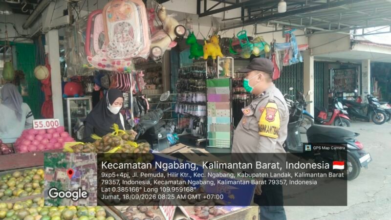 Peduli Warga di Tengah Kabut Asap, Bhabinkamtibmas Sambangi Pedagang Buah