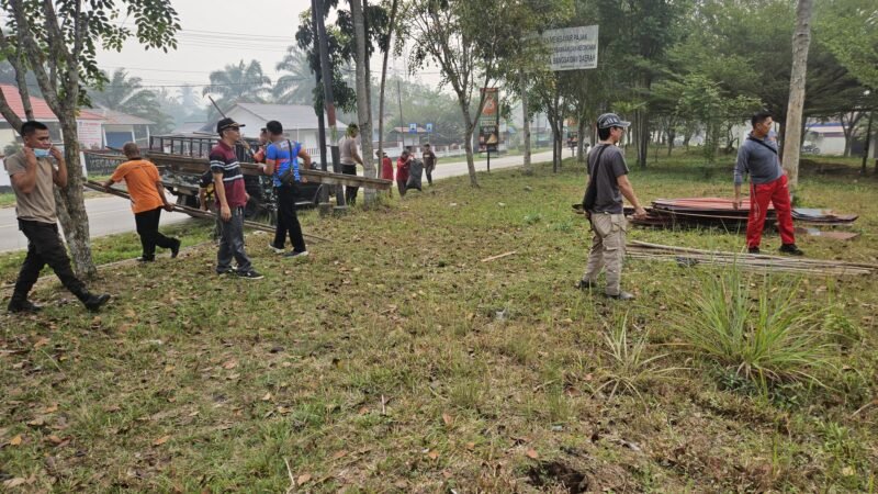 Rawat Jejak Sejarah, Forkopimca Mandor Gelar Jumat Bersih di Taman Makam Juang