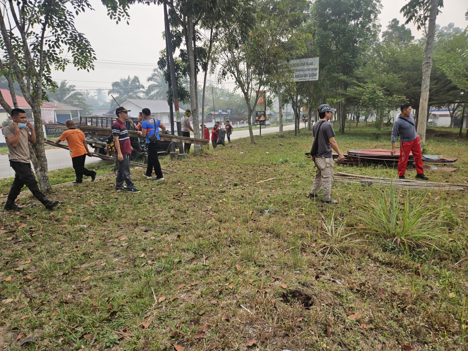 Rawat Jejak Sejarah, Forkopimca Mandor Gelar Jumat Bersih di Taman Makam Juang